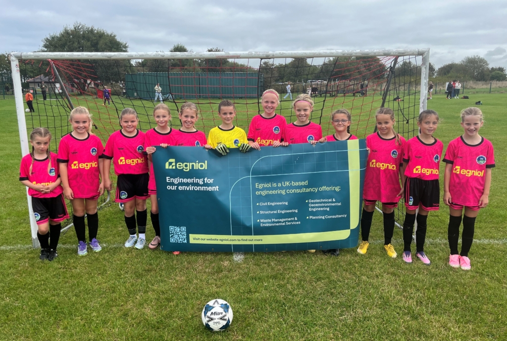 Valley Hearts U11 Girls in their new kit from the Egniol football sponsorship